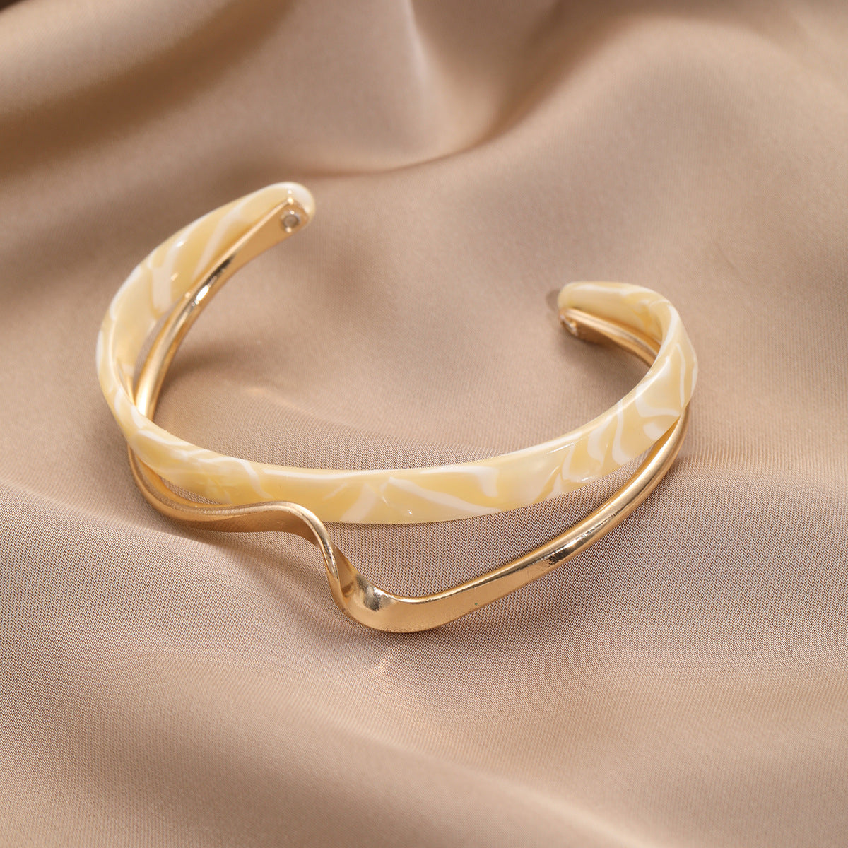 Mother-of-Pearl Twisted Zircon Gold Bracelet