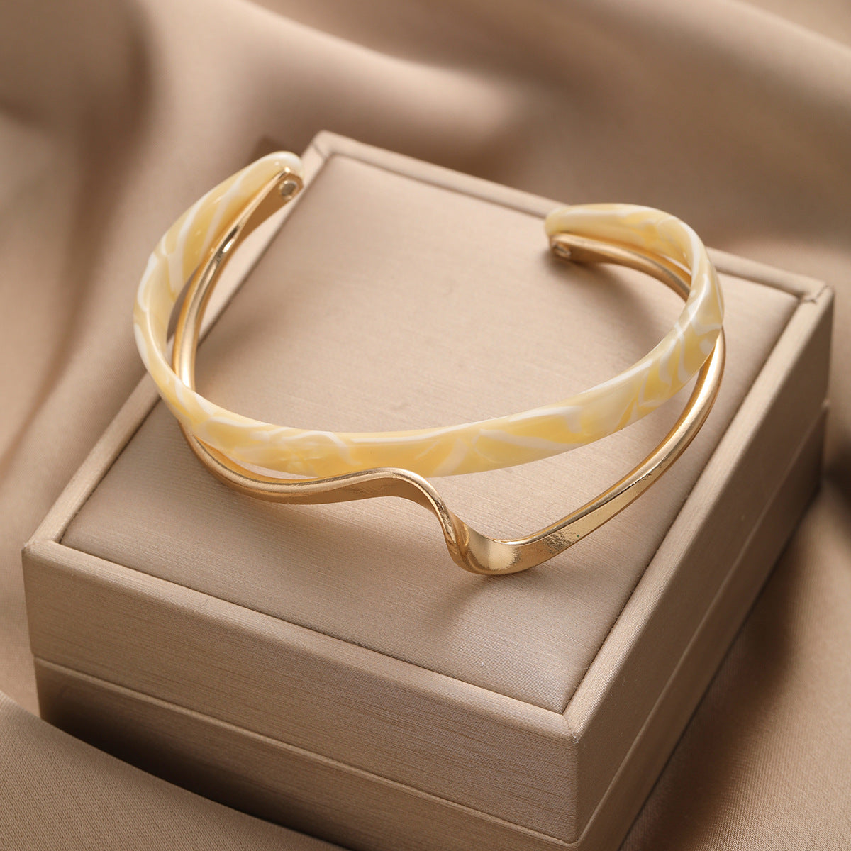 Mother-of-Pearl Twisted Zircon Gold Bracelet