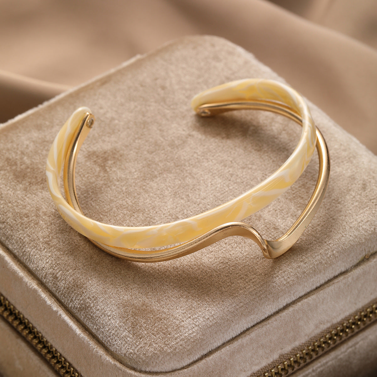 Mother-of-Pearl Twisted Zircon Gold Bracelet