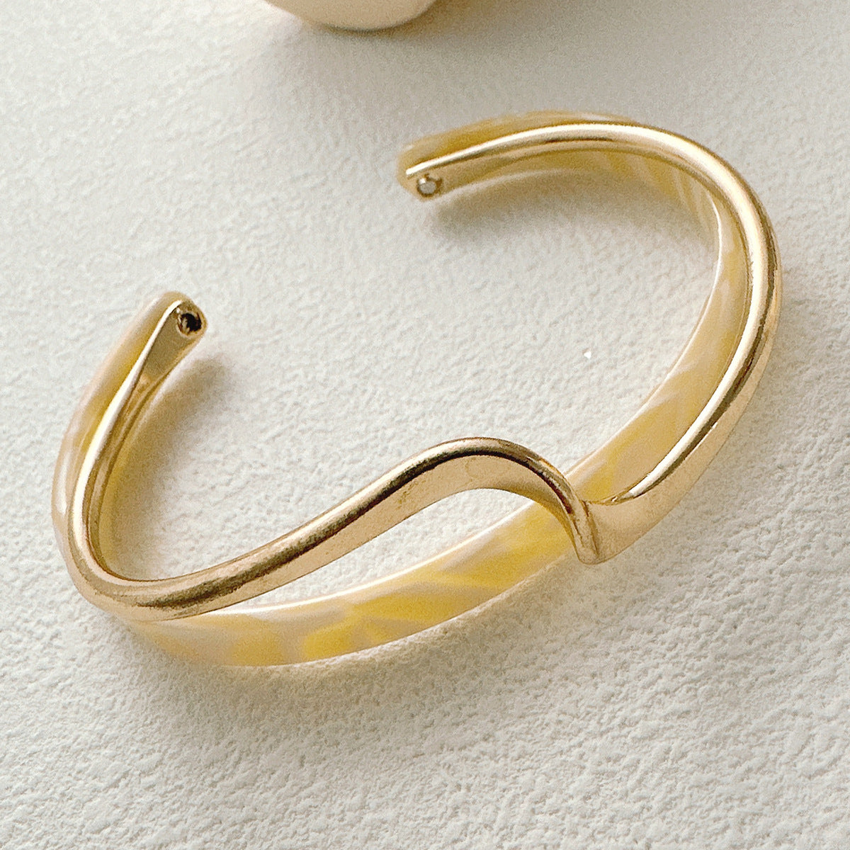 Mother-of-Pearl Twisted Zircon Gold Bracelet